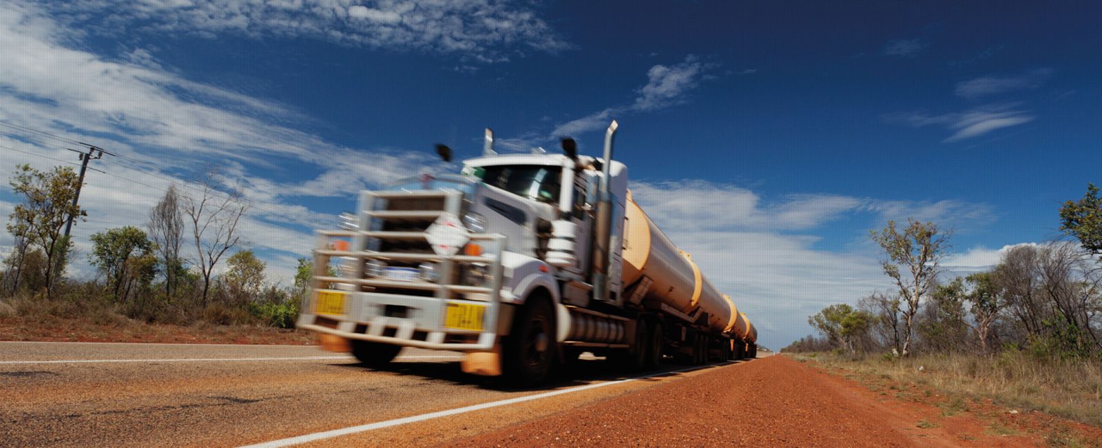 Industrie-LKW auf der Stra&szlig;e &ndash; DIEFLEX liefert Industrieschl&auml;uche
